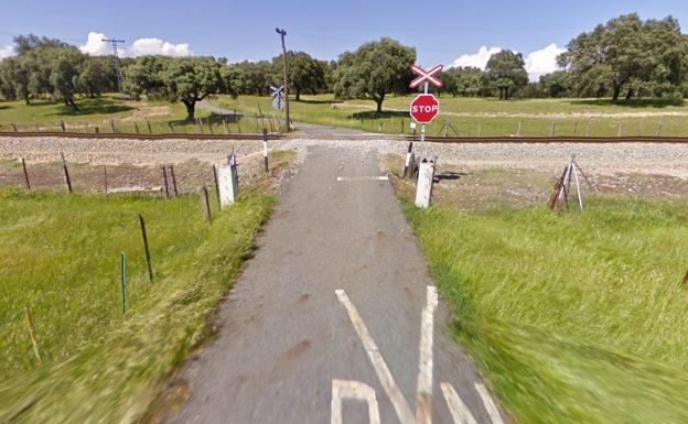 Paso a nivel de la línea ferroviaria en Toril. 