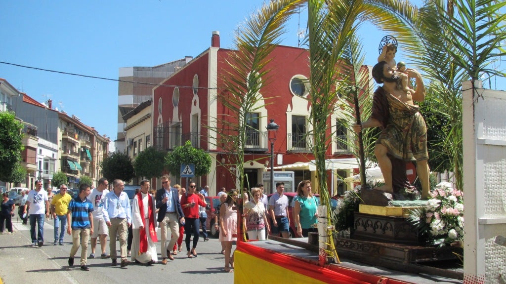 Procesión con la imagen de San Cristóbal.
