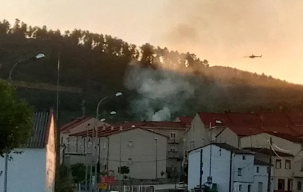El humo visto desde el sur de la población. 