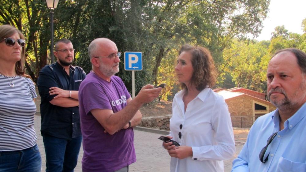 Olga García informa a los medios de comunicación. 