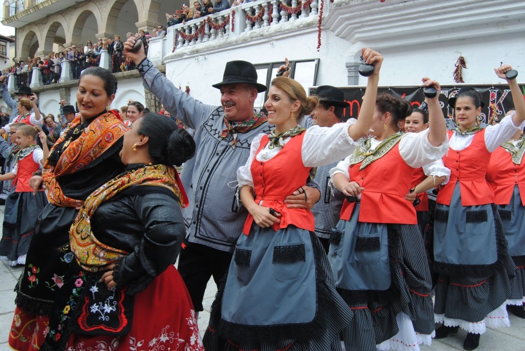 Coros y Danzas Los Jarentinos.