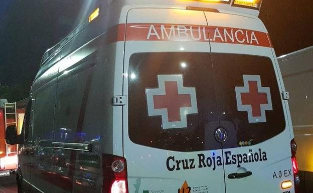 Atendido un hombre por inhalación de humo en el incendio de una vivienda en Torremenga
