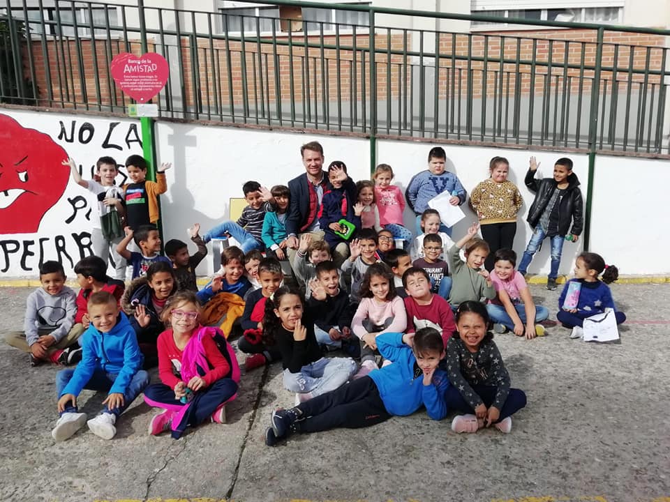 Los colegios jaraiceños estrenan en sus patios de recreo los 'bancos de la amistad'