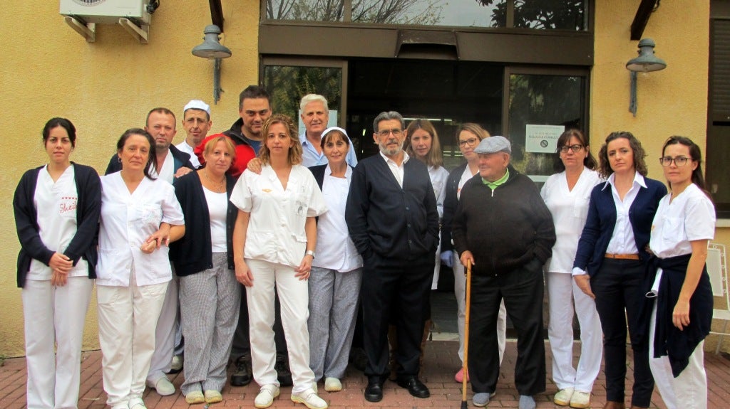 Los trabajadores concentrados y un residente.