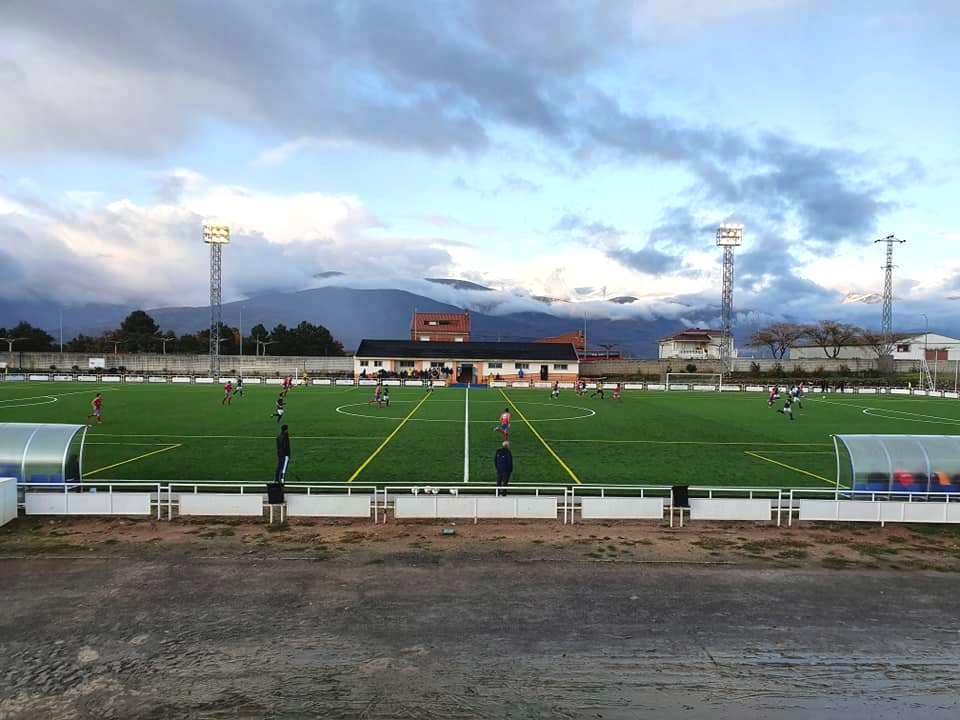 Espacio entre el campo de fútbol y las gradas. 