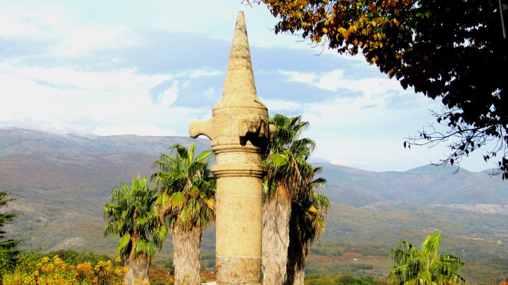 Picota y al fondo Gredos, uno de los atractivos.