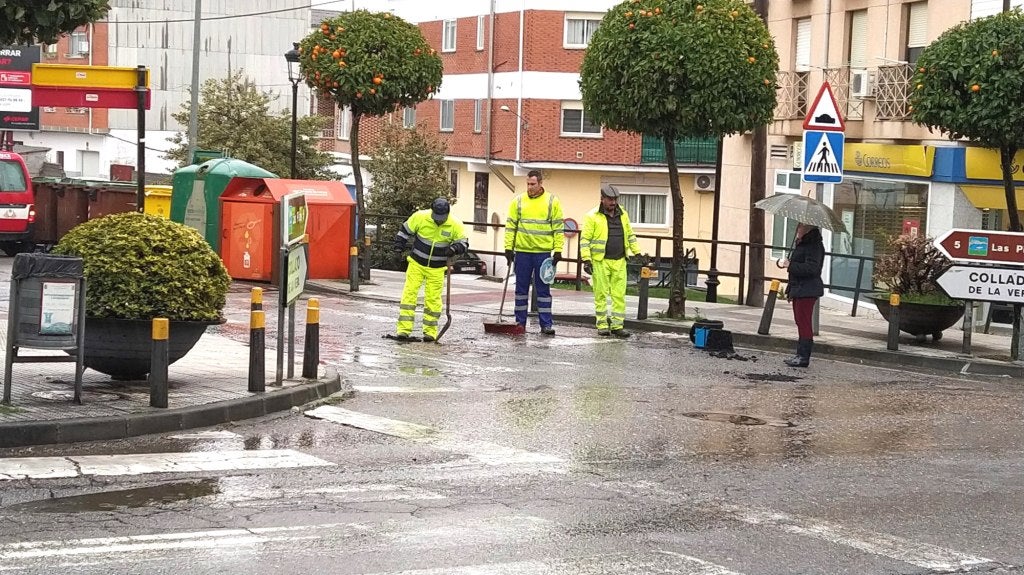 Los operarios parcheando en la intersección.