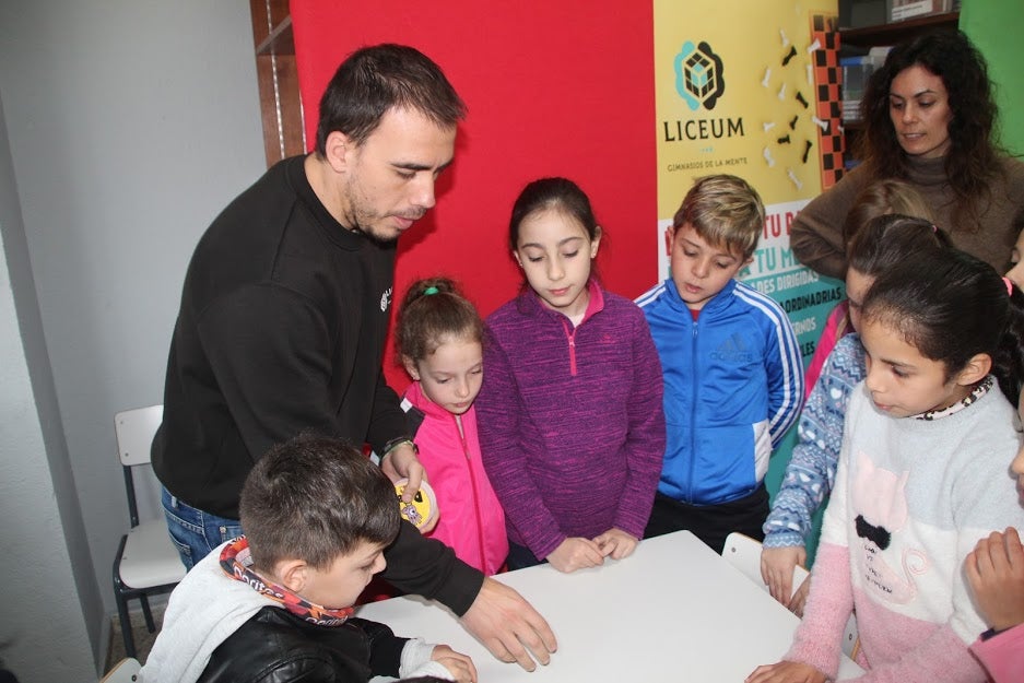 Monitor y alumnos practicando.