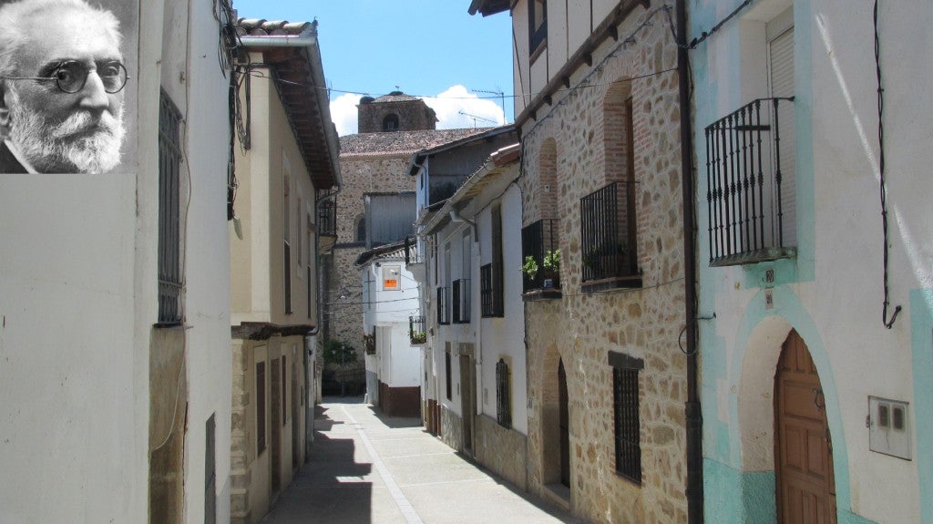 Calle Sepulcro, en pleno casco antiguo. Arriba, a la izquierda, el escritor.