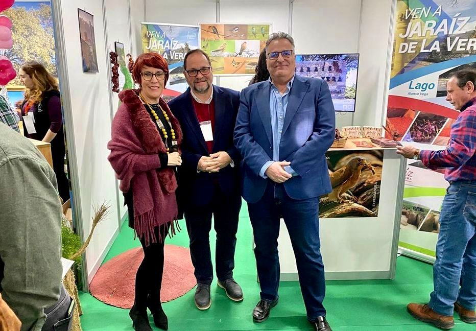 Dolores Paniagua, Hannemann y Correas, en el expositor jaraiceño.
