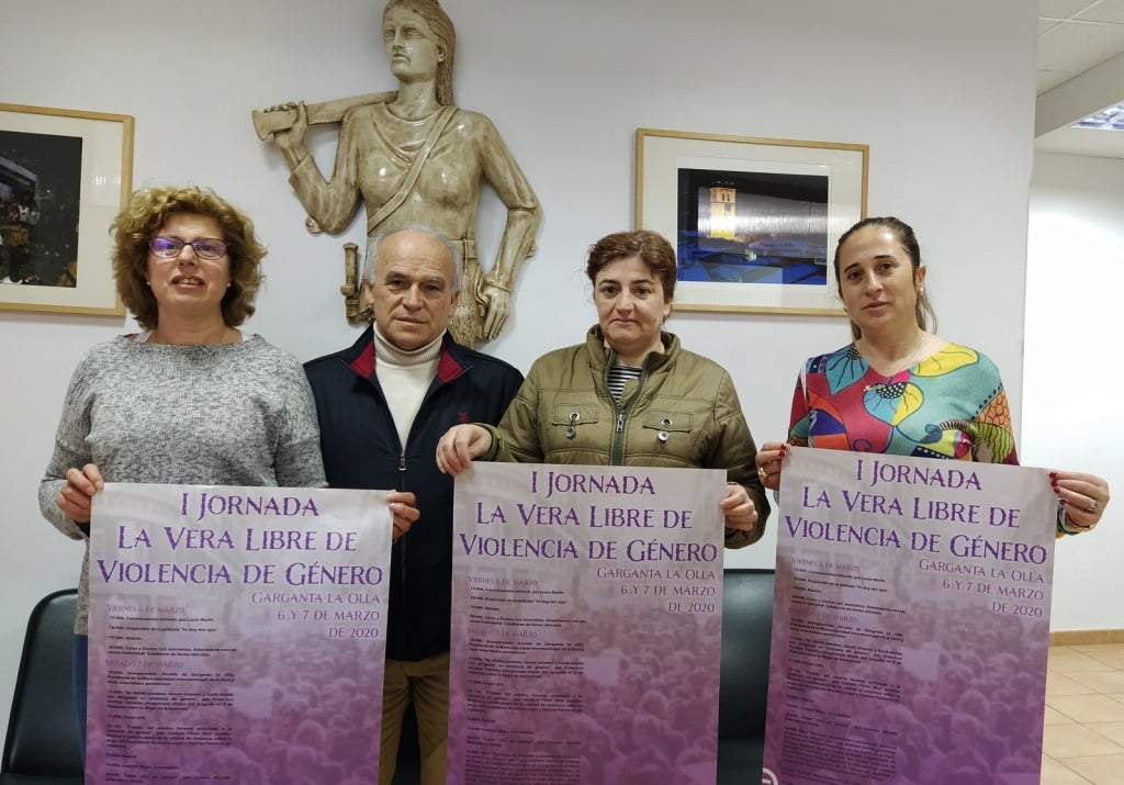 El alcalde con varias vecinas en la presentación.