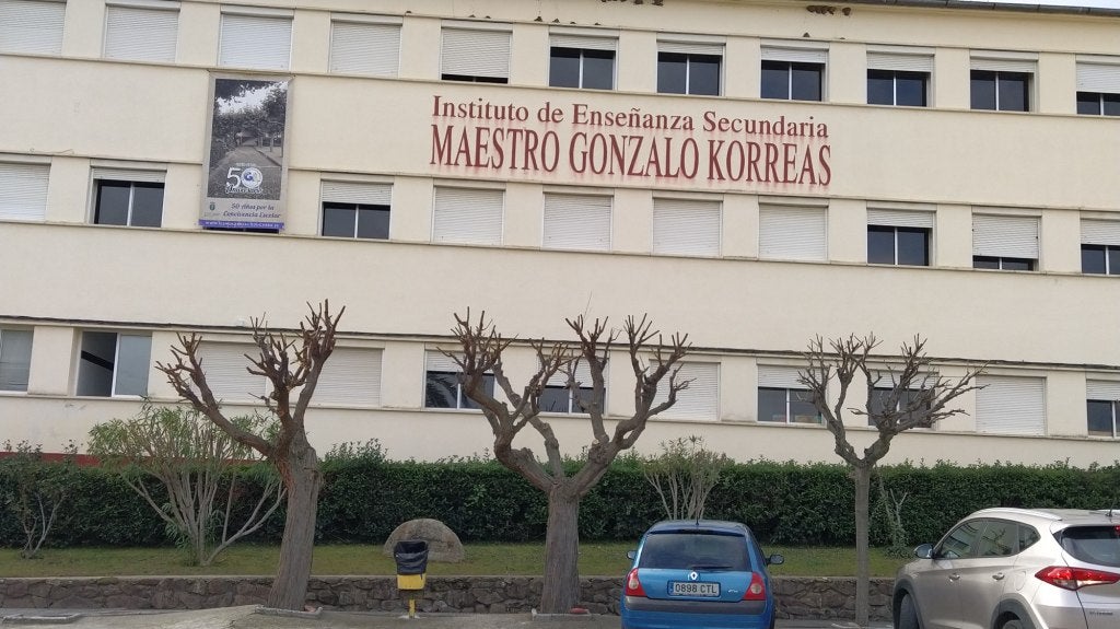 Edificio de Bachillerato con la pancarta del aniversario.