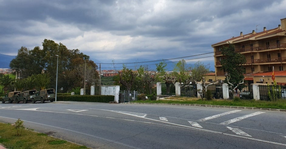 Vehículos de la UME dentro y fuera de la residencia jaraiceña.