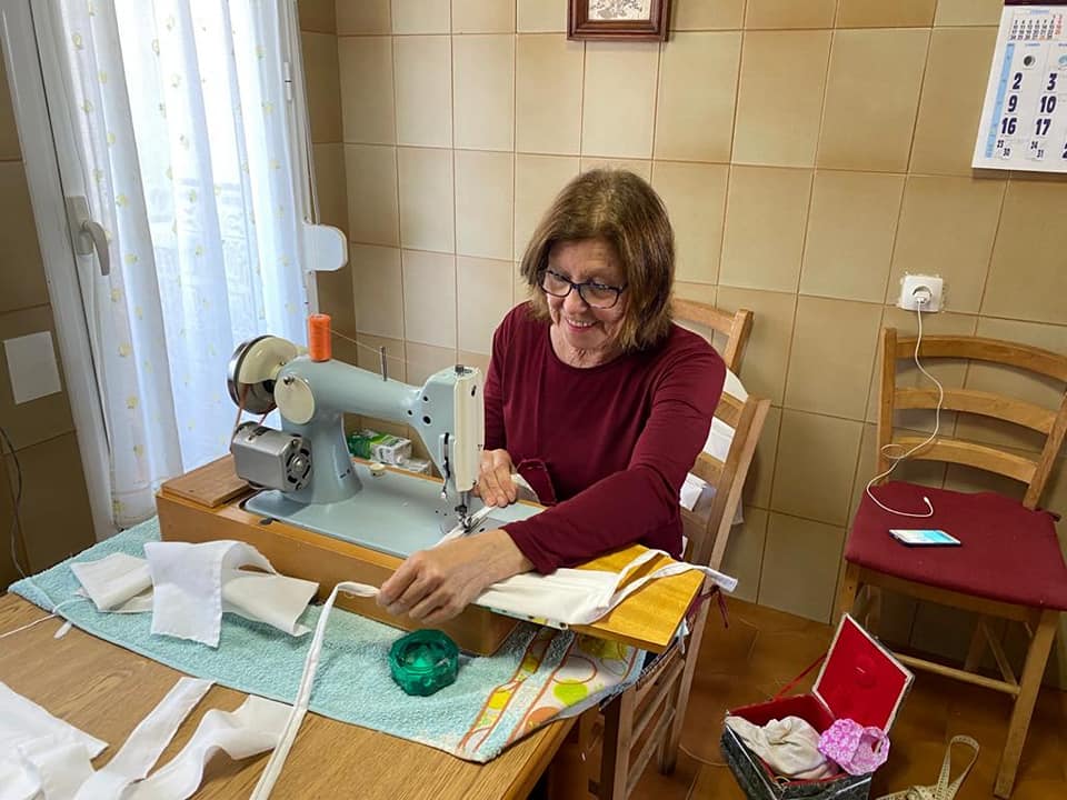 Lola Arjona, una de las afiliadas de Mujer Jaraiceña, confeccionando mascarillas.