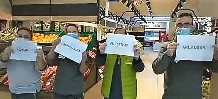 Empleadas de una tienda jaraiceña agradeciendo los aplausos.