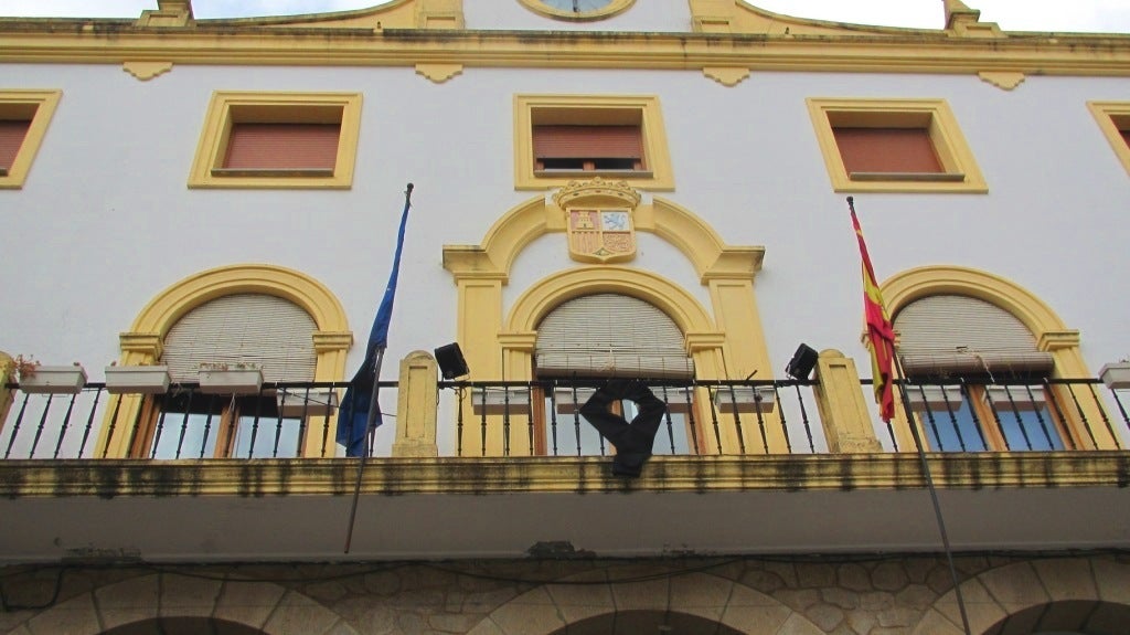 Banderas a media asta y crespón negro en señal de luto en el Ayuntamiento.