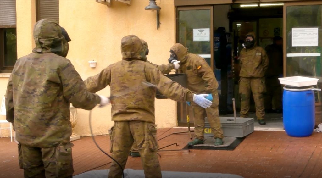 Militares del Regimiento NBQ Valencia Nº1 descontaminan la residencia de mayores