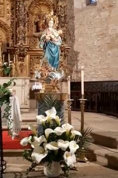 La Virgen en el presbiterio de la iglesia de San Miguel.