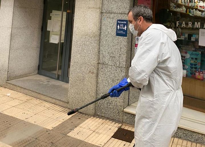 Operarios de la Diputación desinfectan la entrada a una de las cuatro farmacias jaraiceñas.