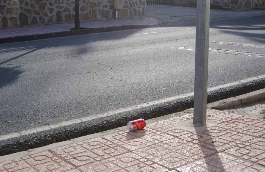 Lata de refresco tirada al suelo este domingo enfrente de una papelera.