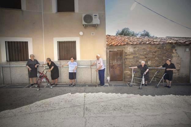 Vecinos del pueblo cacereño de Pescueza, que ha habilitado medidas para la accesibilidad por el envejecimiento.
