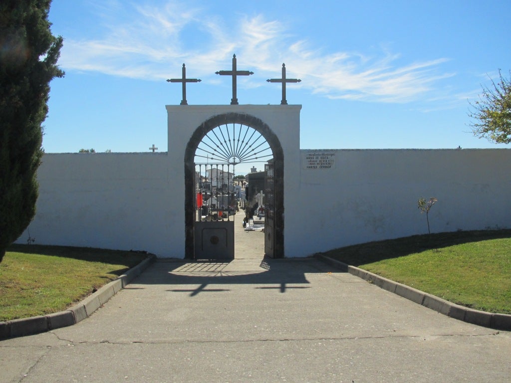 Una de las puertas del camposanto jaraiceño.