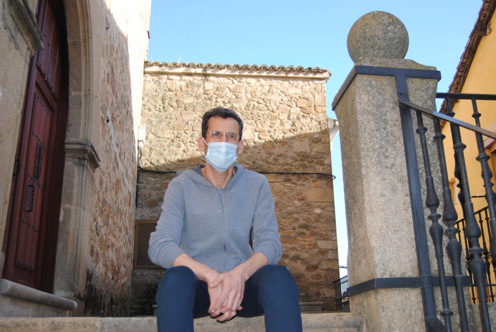 Juan Antonio Corrales sentado en las escaleras traseras de la iglesia de San Miguel.