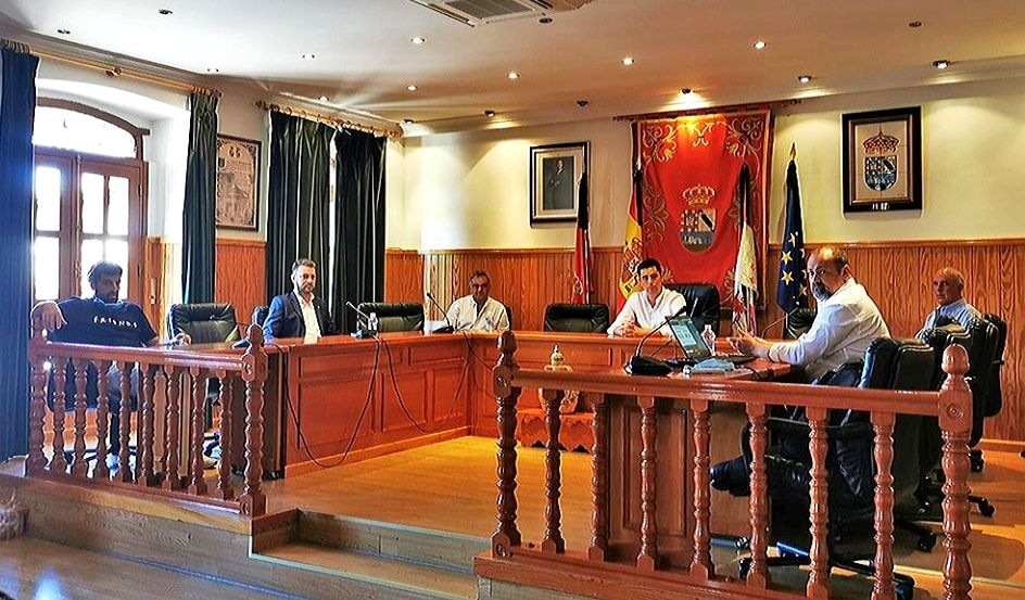 Los alcaldes de Candeleda, Jaraíz y Madrigal se reúnen para abordar la temporada estival