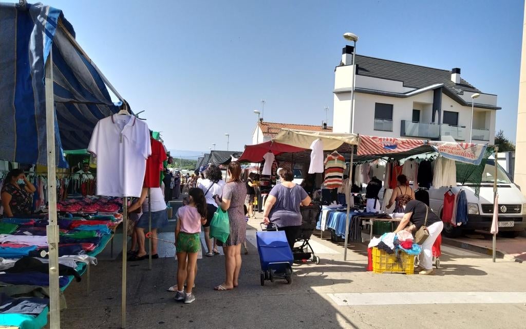 Puestos de ropa instalados este jueves.