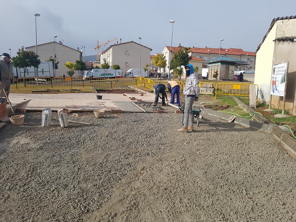 Preparación de una de las zonas verdes de la localidad. 
