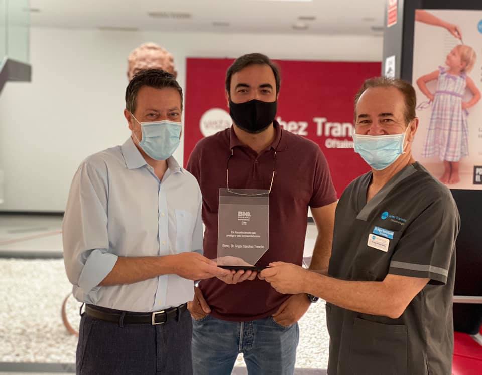 Un grupo empresarial internacional premia al oftalmólo jaraiceño Ángel Sánchez Trancón
