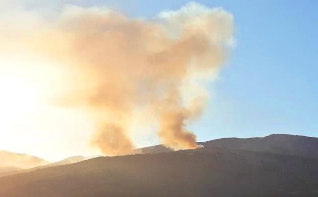 Columnas de humo de los incendios que afectan al Jerte y La Vera este lunes.