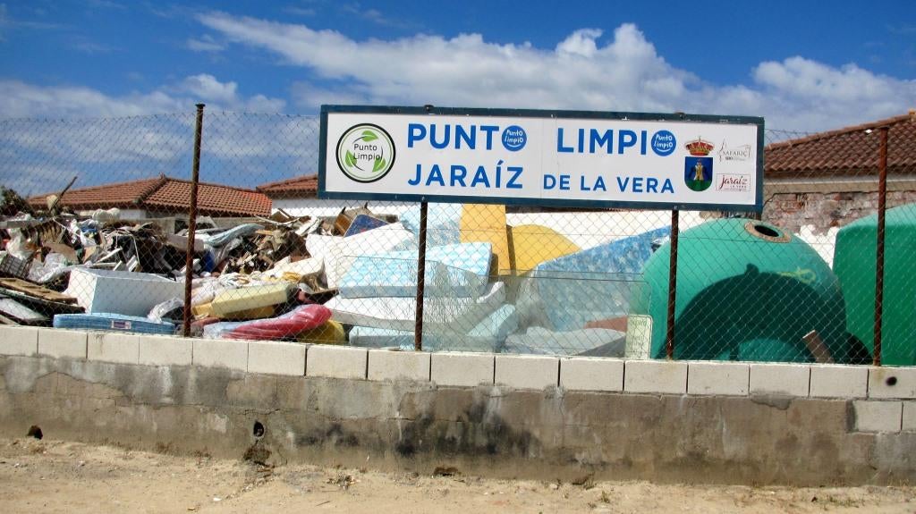 Punto limpio, situado detrás del cementerio.