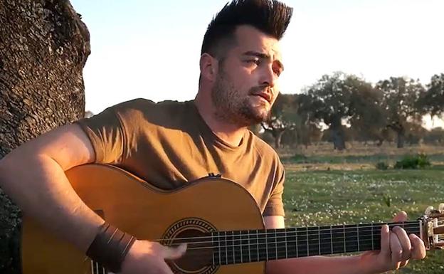 Jesús de la Elia presenta su versión del himno de Extremadura sentado junto a una encina.