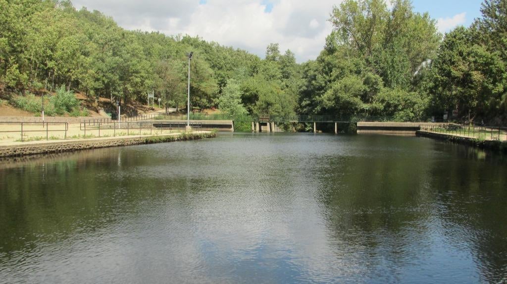 Piscina natural del Lago ayer lunes al mediodía, con el agua embalsada clara.
