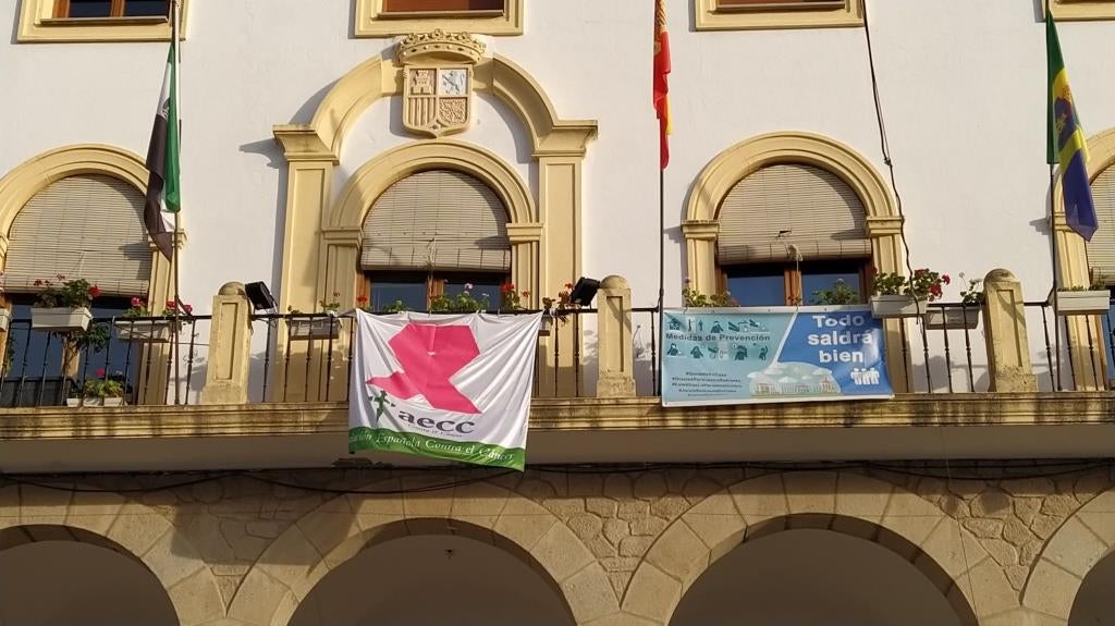 Colgadura rosa en la balconada del Ayuntamiento.