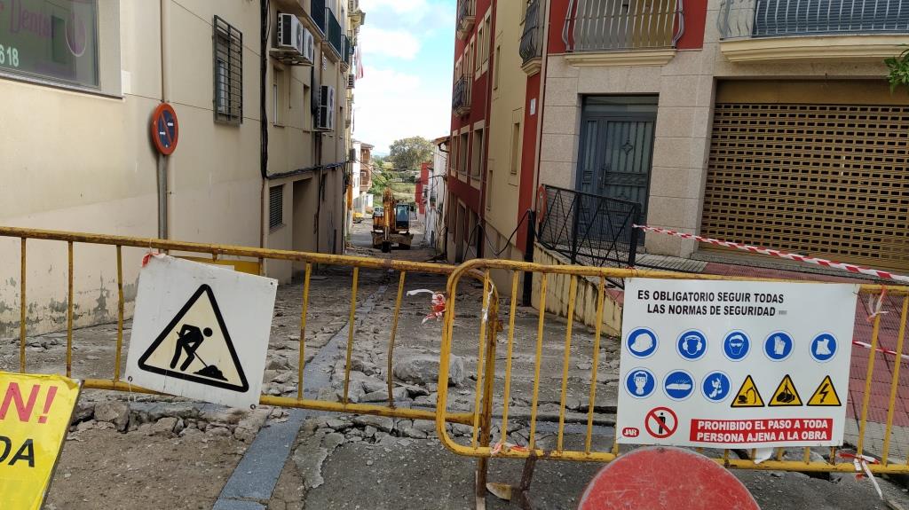 La calle Móstoles cortada por las obras. 