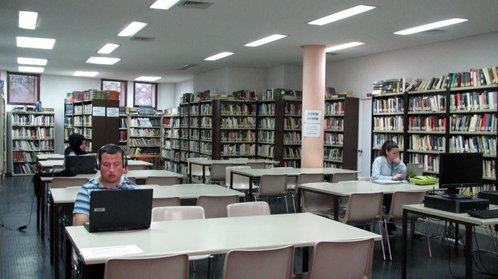 Vista parcial de la biblioteca pública 'Alfonso Izarra'.