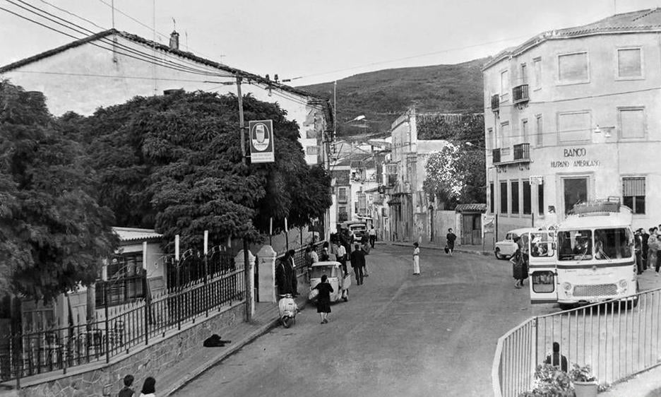 Plaza de Santa Ana y al fondo plazuela de los Enciso, el primer tramo urbanizado, en una imagen de los años setenta. 
