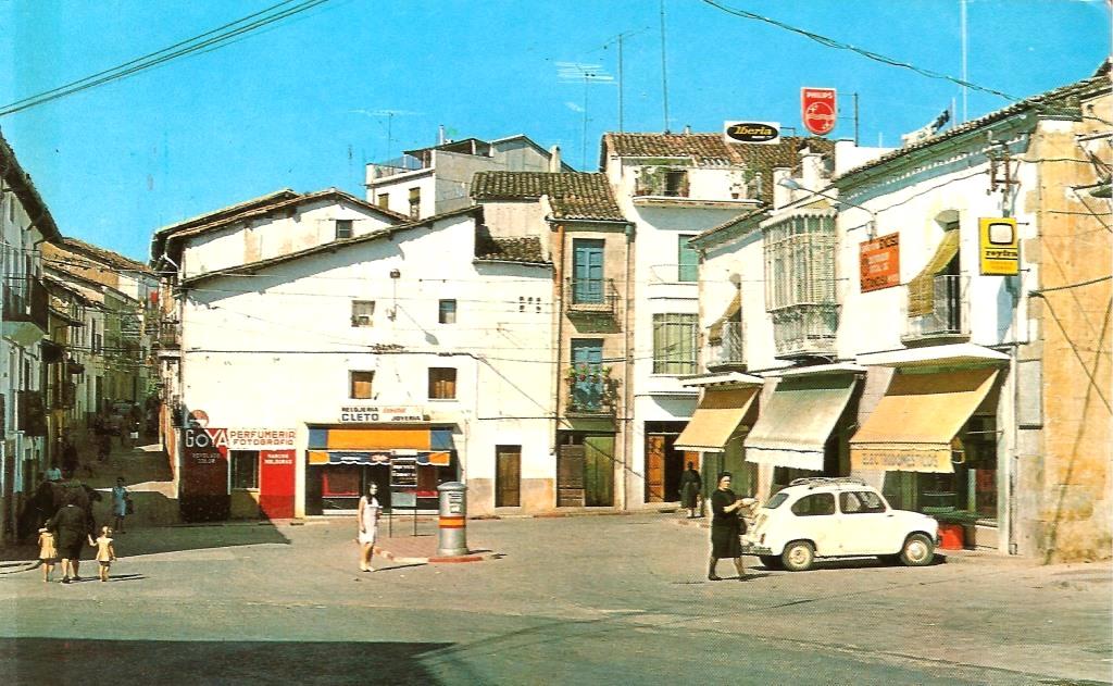 'Plazuela o plaza de los Enciso' cuando funcionaba el establecimiento comercial con varias secciones mercantiles. 