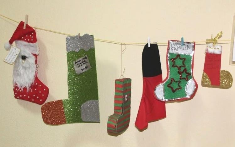 Los calcetines navideños adornan los pasillos del centro docente. 