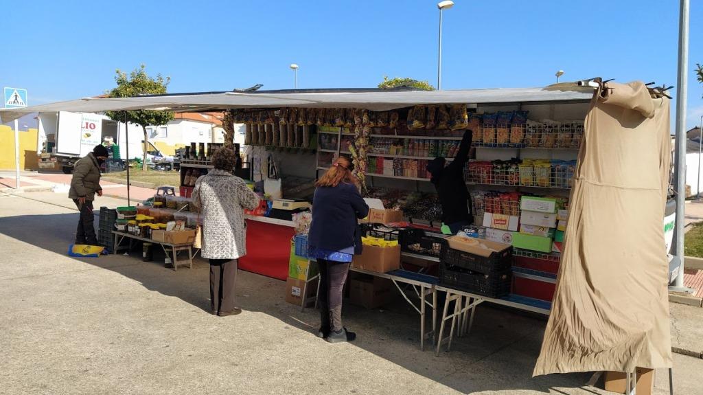 Uno de los puestos instalados en el mercado de este jueves.