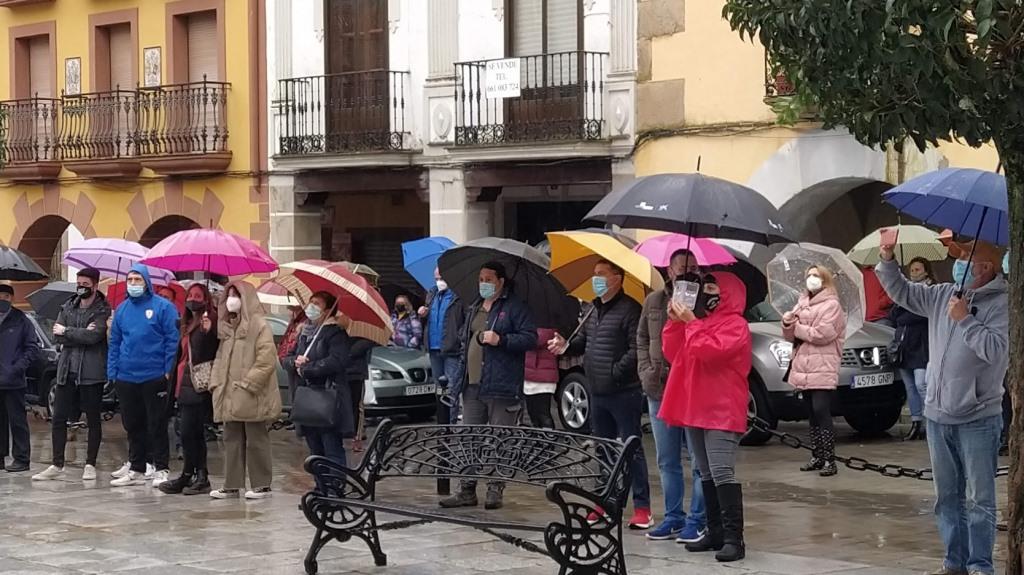 Asistentes a la concentración en defensa de la hostelería.