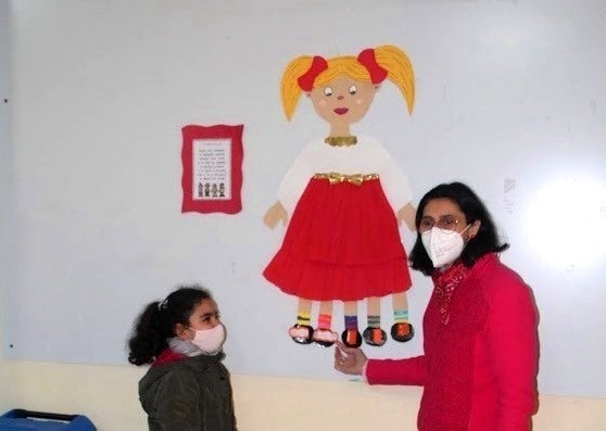 Una alumna mira atenta a su profesora en el momento de desvelar el mensaje diario de 'La Patarrona'. 