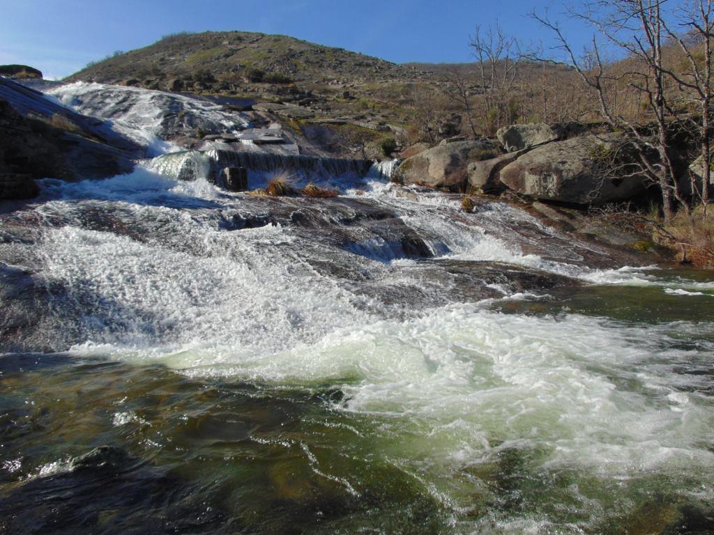 Cascada de la presa pequeña o toma de agua. 
