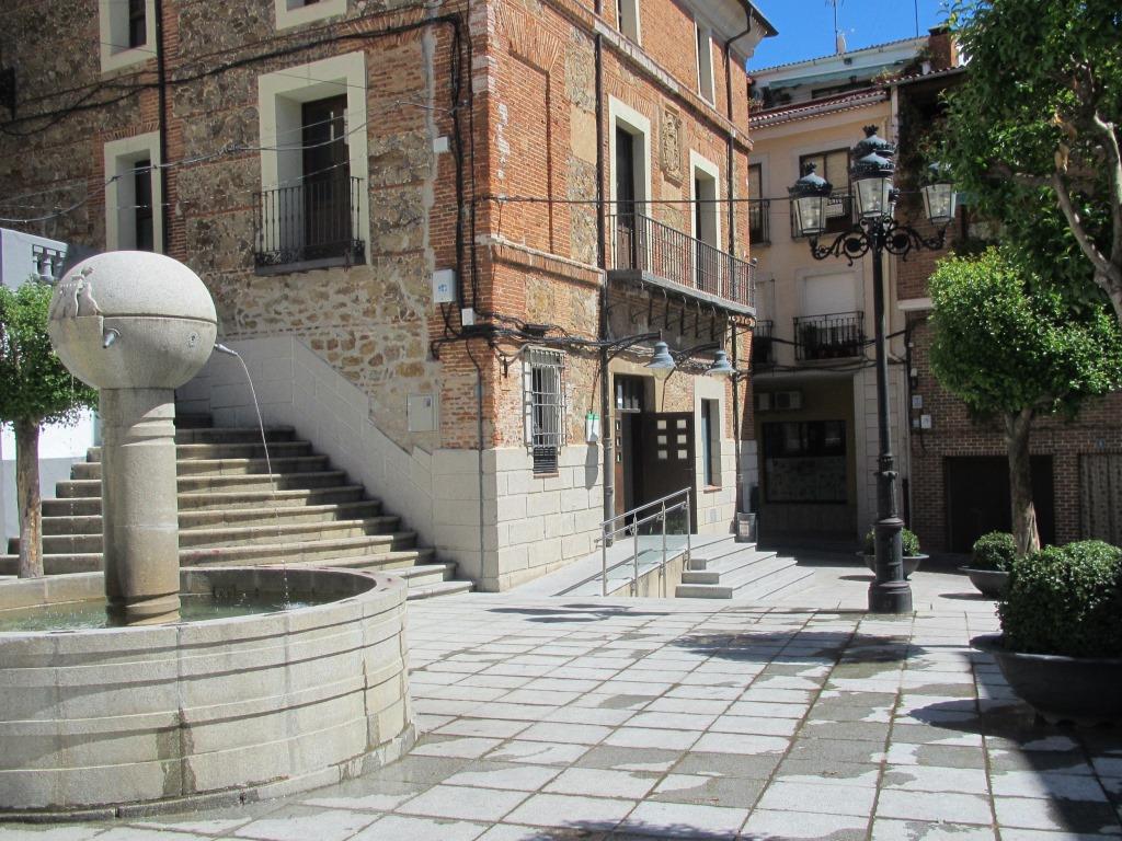 Pilar típtico verato y detrás el Museo del Pimentón. 