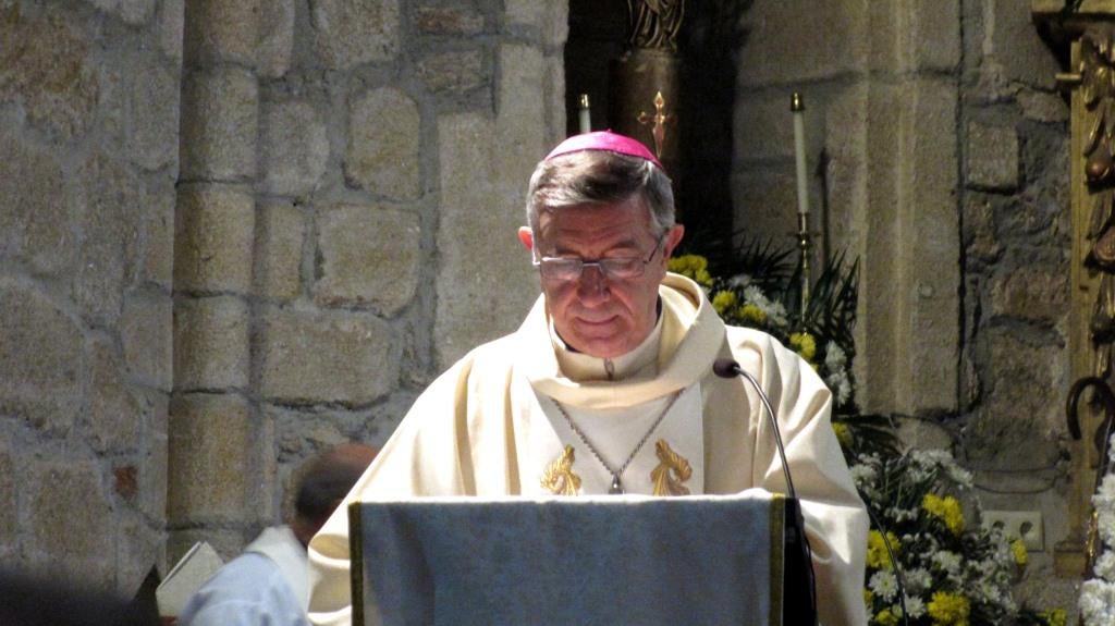 Monseño José Luis Retana. 