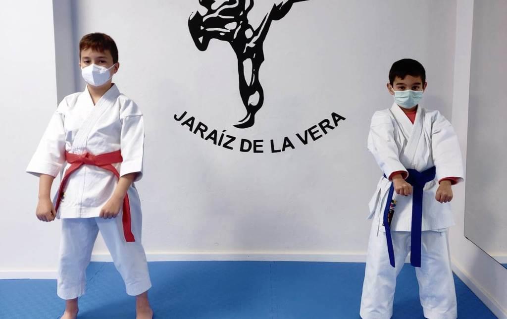 Los dos karatecas en la sede del Club de Karate Jaraíz.