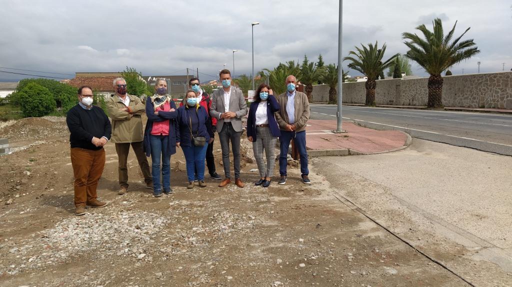 Representantes de la comunidad educativa y ediles, en los terrenos. 