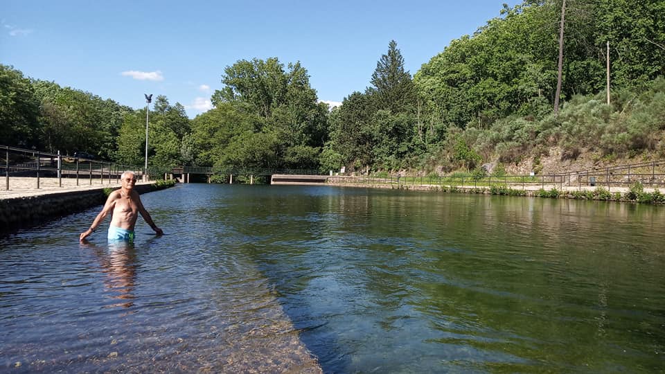Primeros baños en la piscina natural del Lago